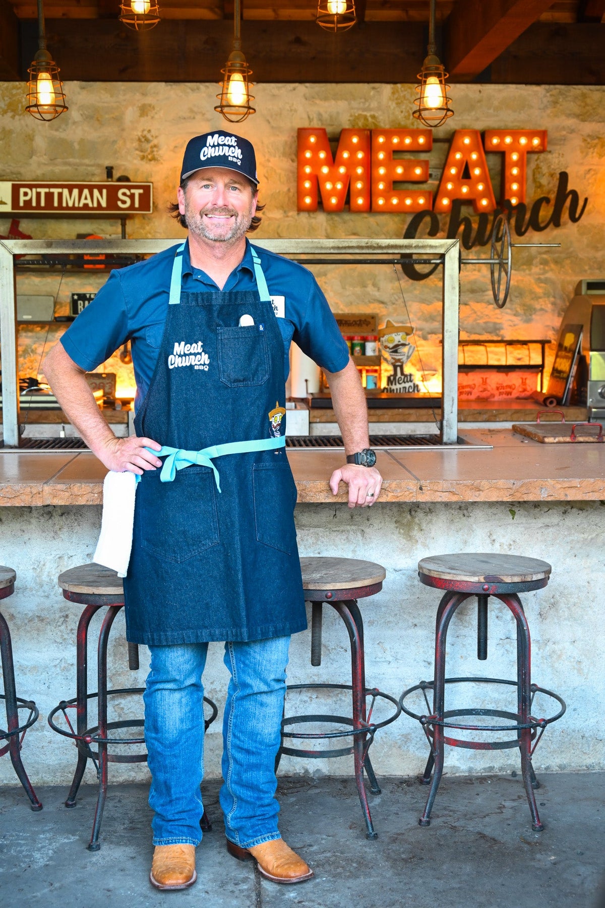 hedley-and-bennett-meat-church-apron-navy-i4 NAVY_H_B_APRON_LIFESTYLE_OUTDOOR_KITCHEN_TIED.jpg